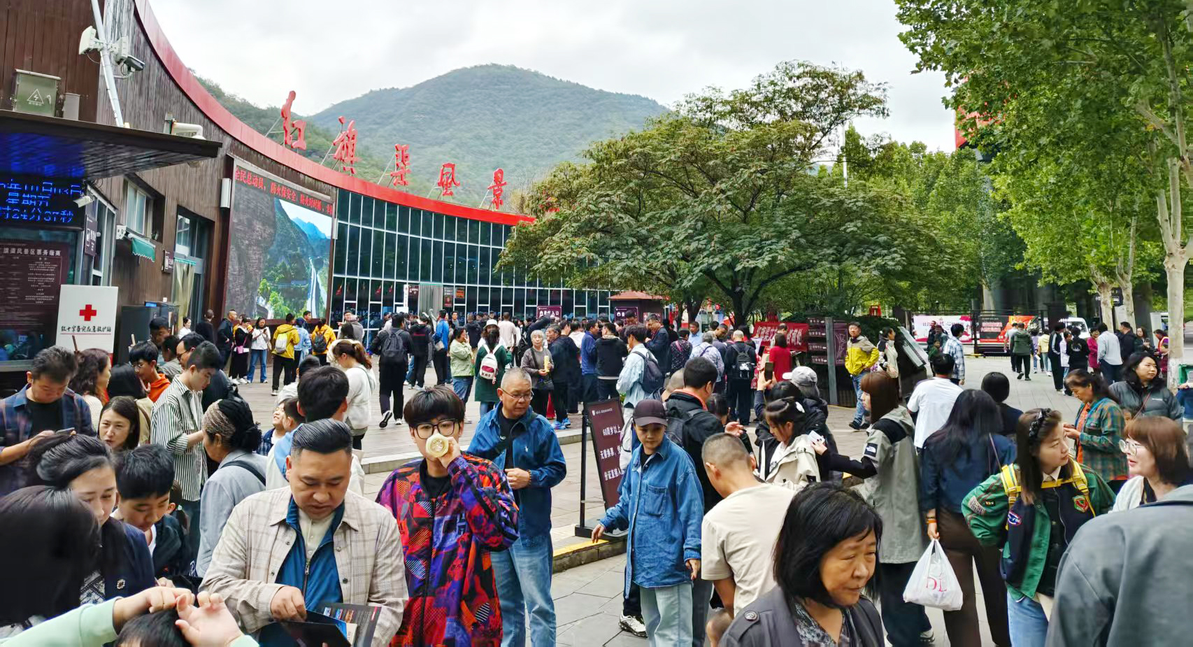 免费接驳、忆苦思甜午餐、沉浸式演出…红旗渠国庆暖心服务太到位了！